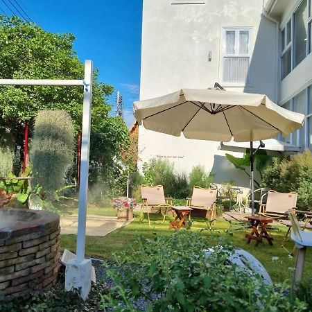 Bloomin' Moon Hostel & Cafe, Chiang Mai Old Town Ngoại thất bức ảnh